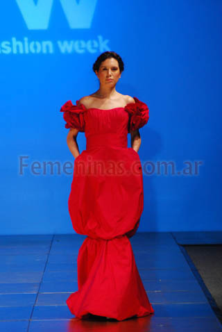 Vestido largo rojo con sobrefalda con volumen
